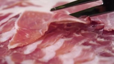 Geleneksel İspanyol yemek jamonu. Makro. Çatal, pişirilmiş eti yakından delip geçer. Doli Vuruşu