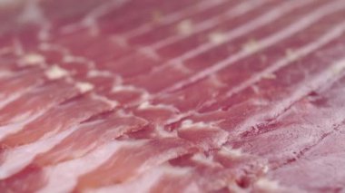 Bir parça lezzetli jamon. Makro. Et yağı geleneksel olarak hazırlanmış bir İspanyol lezzetidir. Dolly vurdu.