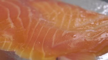 Pişmiş bir parça taze tuzlanmış somon balığı bir yığın halinde istiflenmiştir. Makro. Dolly vurdu. Deniz ürünleri fikri.