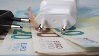 Avro banknotlarındaki ev aletleri prizleri. Elektrik tasarrufu ve ev ekonomisini optimize etme kavramı.