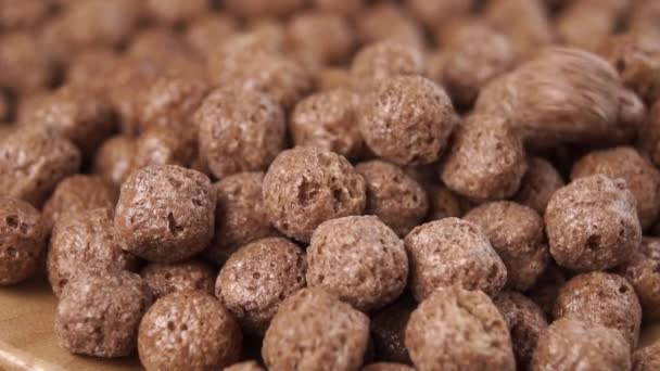 Vallende Chocolade Cornflakes Slow Motion Macro Shot Knapperig Kinderontbijt Gedetailleerde — Stockvideo