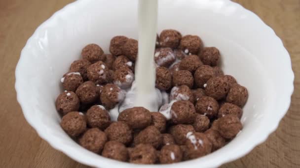 Langzame Beweging Gieten Melk Kom Knapperige Ontbijtgranen Chocolade Ballen Vlokken — Stockvideo