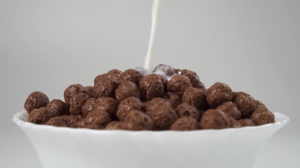 Latte Rallentatore Versato Ciotola Bianca Croccanti Fiocchi Palline Cioccolato Cereali — Video Stock