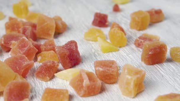 Zuckersüße Würfel Aus Getrockneten Tropischen Früchten Papaya Extreme Nahaufnahme Auf — Stockvideo