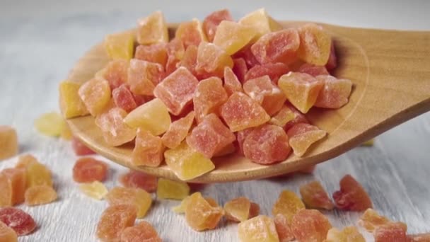 Volle Holzlöffel Süßes Gewürfeltes Dessert Getrocknete Papaya Aus Nächster Nähe — Stockvideo