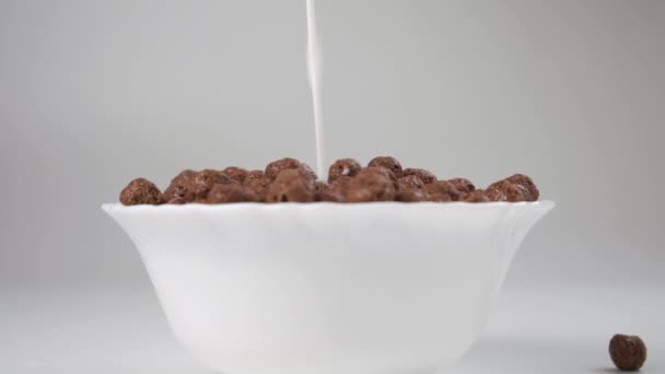 Молоко Наливают Полную Белую Миску Шоколадными Хлопьями Медленное Движение Вид — стоковое видео