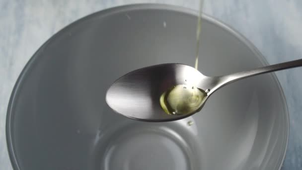 Aceite Vegetal Fresco Salpica Desborda Una Cucharadita Vierte Recipiente Gris — Vídeo de stock