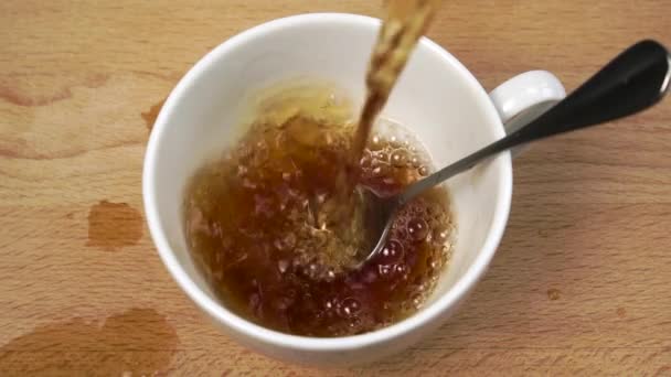 Auf Einem Braunen Holztisch Gießt Man Schwarzen Heißen Tee Mit — Stockvideo