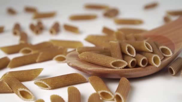 Cierre Pasta Integral Orgánica Que Cae Una Cuchara Madera Una — Vídeo de stock