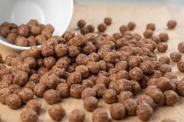 Çıtır çikolatalı mısır gevreği. Kıvrımlı gevrek topları. Makro