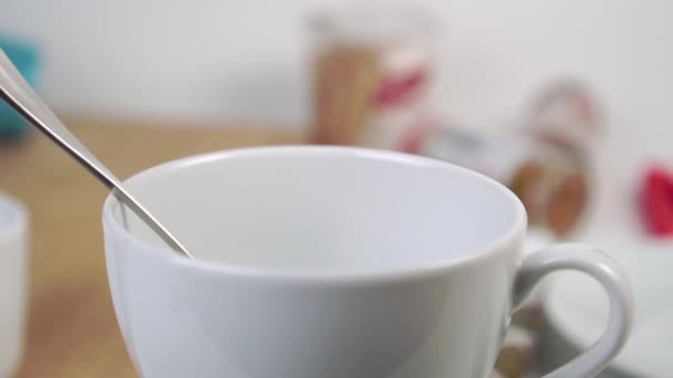 Una Bolsa Filtro Papel Cae Una Taza Blanca Vacía Sobre — Vídeo de stock