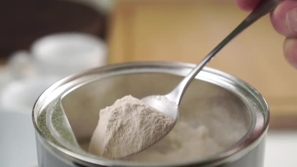 Een Theelepel Psyllium Poeder Een Aluminium Blik Keukentafel Vallende Hulzen — Stockvideo