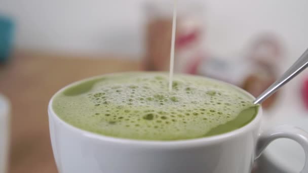 Yeşil Kibrit Çayına Köpüklü Süt Çay Kaşığı Beyaz Bardak Ağır — Stok video