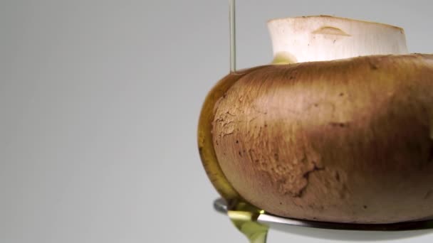 Minyak Zaitun Dituangkan Dalam Jamur Champignon Mentah Dengan Percikan Dalam — Stok Video