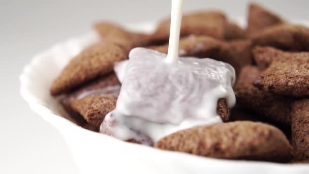 Fehér Tál Tele Csokoládé Müzli Párnákkal Friss Tehéntejet Öntök Lassítva — Stock videók
