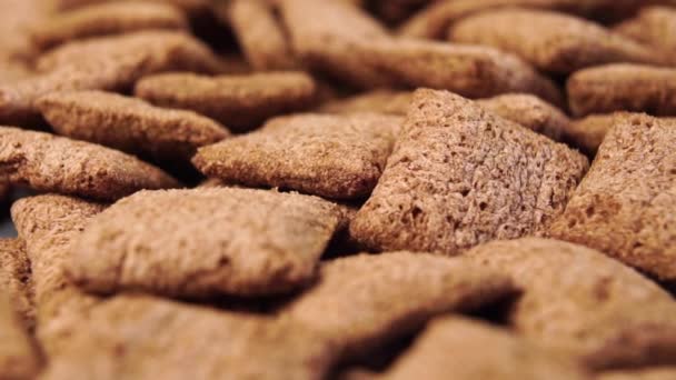 Verter Leche Fresca Salpicar Sobre Las Almohadillas Cereales Chocolate Cámara — Vídeos de Stock