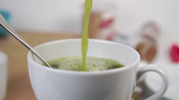 Frischen Grünen Matcha Tee Mit Schaum Eine Weiße Teetasse Auf — Stockvideo