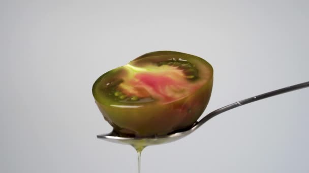 Verse Plantaardige Olie Druppelt Slow Motion Uit Gehalveerde Kumato Tomaat — Stockvideo