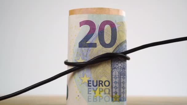 Czarny Kabel Elektryczny Wyciska Kupę Forsy Zgnieciony Pakiet Banknotów Euro — Wideo stockowe