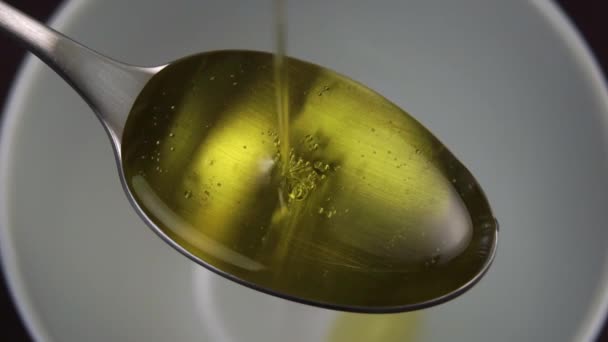 Aceite Oliva Fresco Llena Una Cuchara Metal Fluye Recipiente Gris — Vídeo de stock