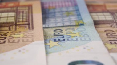 Avrupa para birimi üzerindeki EURO baskısı yakın plan. Makro doku. Kağıt para faturaları. EUR banknotları