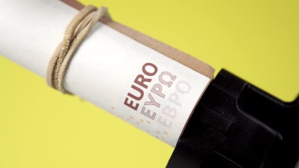 Tomada Elétrica Notas Euro Sobre Fundo Amarelo Colorido Close Ideia — Vídeo de Stock