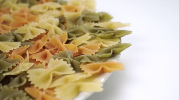 Assiette Complète Pâtes Farfalle Crues Multicolores Près Dolly Tiré Concept — Video