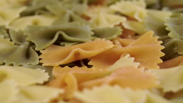 Veelkleurige Rauwe Pasta Farfalle Close Dolly Neergeschoten Een Macro Mediterrane — Stockvideo