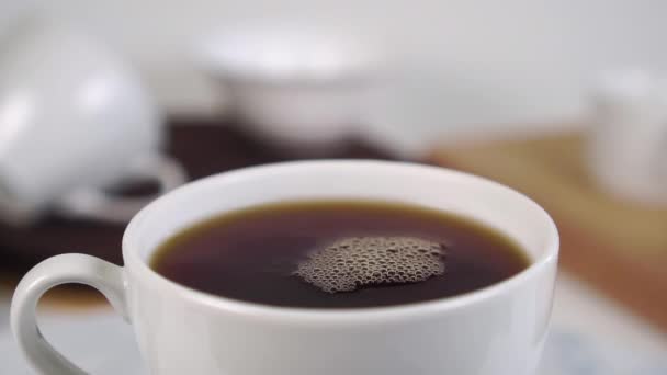 Beyaz Bir Fincanda Köpüklü Dalgalı Taze Siyah Çay Ile Teaware — Stok video