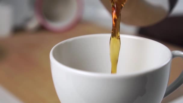 Siyah Demlenmiş Çay Metal Bir Çaydanlıktan Beyaz Bir Fincana Dökülür — Stok video