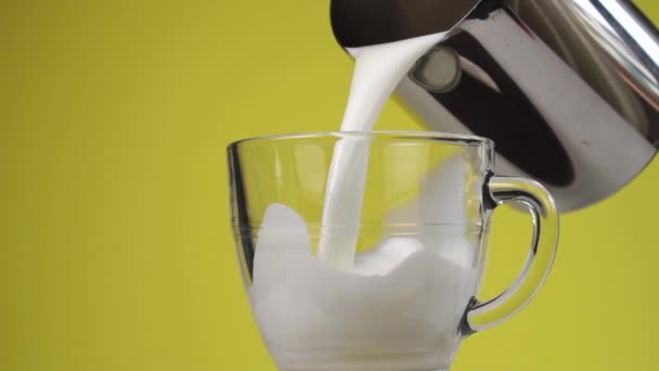 Verse Melk Slow Motion Uit Een Metalen Pot Een Doorzichtig — Stockvideo