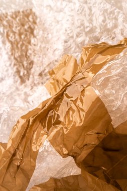 Kabarcık ambalajlı ve yapışkan bantlı plastik çöp. Buruşuk çöp.