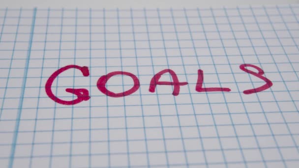 ユーロ紙幣の裏側のノートブックに書かれた Goals という言葉 マクロショット 赤い文字 新年度の事業計画の概念 — ストック動画