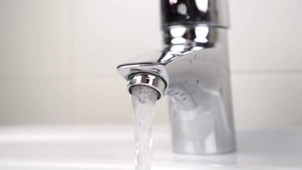 Chiudere Rubinetto Con Acqua Corrente Rubinetto Sul Lavandino Primo Piano — Video Stock