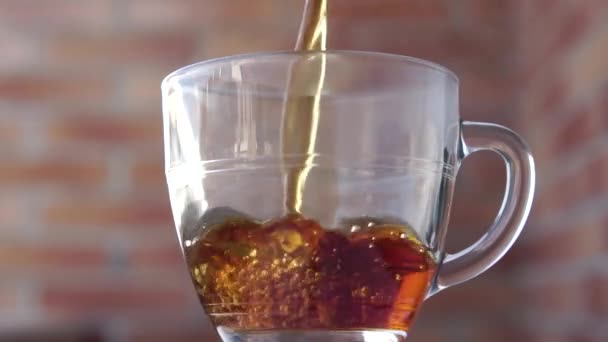 Свіжий Чорний Чай Наливають Прозору Склянку Відкритому Повітрі Повільний Рух — стокове відео
