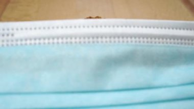 Tıbbi koruyucu maske, ekmek kızartılan rusları kesme tahtasıyla kapatıyor. Güvenli gıda konsepti