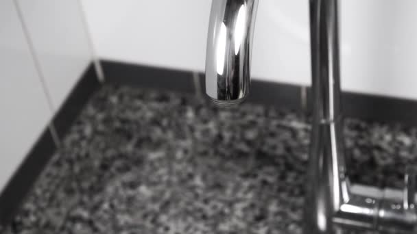 Водопроводная Вода Капает Кухонного Крана Крупным Планом Медленное Движение Концепция — стоковое видео