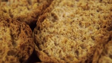 Bir avuç fırında rusk. Makro atış. Dilimleri kabukla döndürür