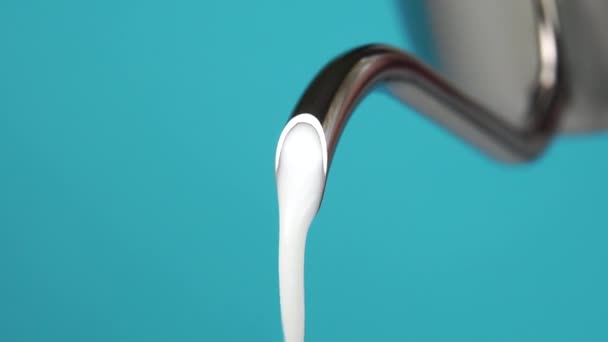 Поток Свежего Молока Узкой Струи Металлического Чайника Замедленной Съемке Цветном — стоковое видео