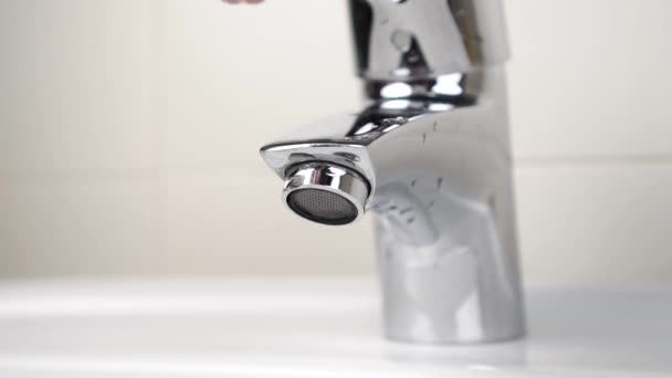 Den Wasserhahn Badezimmer Mit Einem Sieb Öffnen Reines Trinkwasser Fließt — Stockvideo