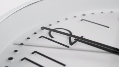 Yılbaşı arifesinde duvar saati çalışıyor. - On iki. Makro çekim