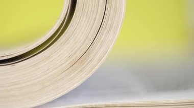 Yavaş çekim eğitim kitabı sayfaları düşer ve yakın plan çevrilir. Renkli sarı arkaplan üzerine ders kitabı