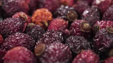 Kurumuş gül kalçaları dönüyor. Makro atış. Buruşuk desenli yüzey. Doğal tıbbi vitamin ilacı. Rosehip