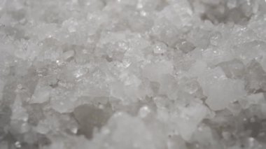 Kaba deniz tuzu kristalleri döner. Makro atış. Spa minerali