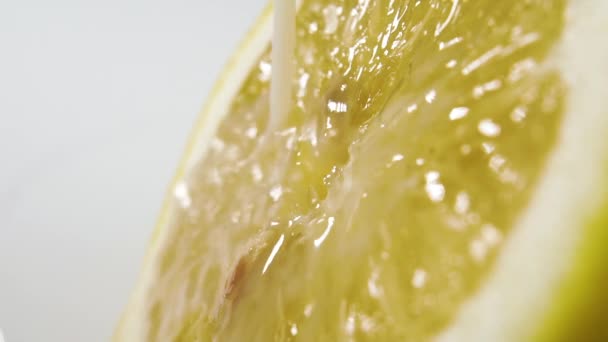 新鮮な野菜ミルクが注ぎ ゆっくりとした動きで新鮮な熟したレモンのスライスに振りかける マクロショット 健康的な食べ物と飲み物のコンセプト — ストック動画