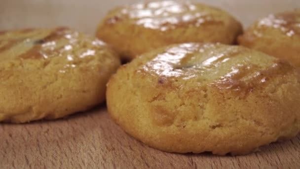在木制切菜板上吃新鲜的烤面包饼干 多莉开枪了金色酥脆的香甜甜点 — 图库视频影像