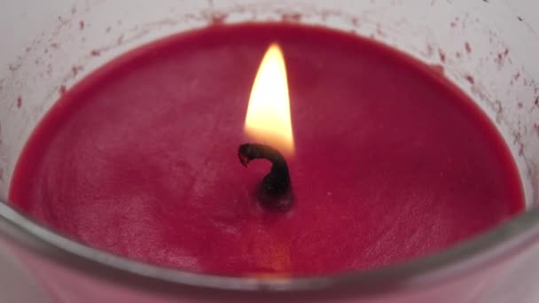 Die Flamme Einer Roten Kerze Flackert Großaufnahme Einem Glascontainer Rotation — Stockvideo