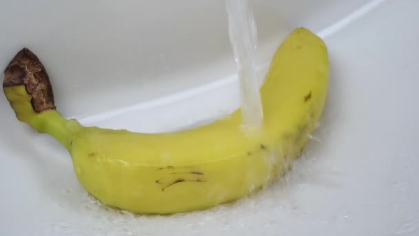 Chorro Agua Salpica Vierte Sobre Plátano Fresco Fregadero Blanco Cocina — Vídeos de Stock