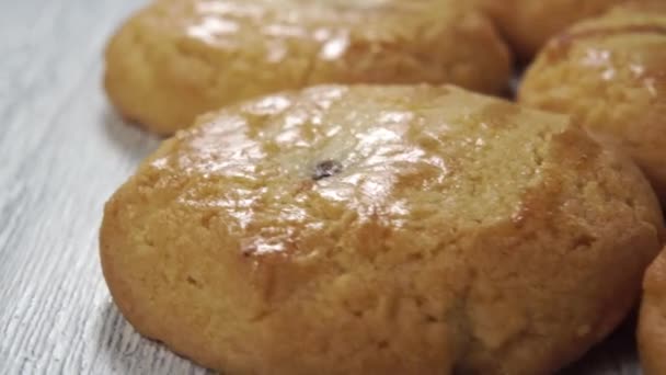 Galletas Mantequilla Apetitosas Girando Sobre Una Tabla Madera Macro Disparó — Vídeo de stock