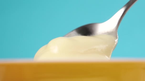 Cuchara Postre Saca Yogur Cremoso Dulce Recipiente Plástico Amarillo Abierto — Vídeo de stock